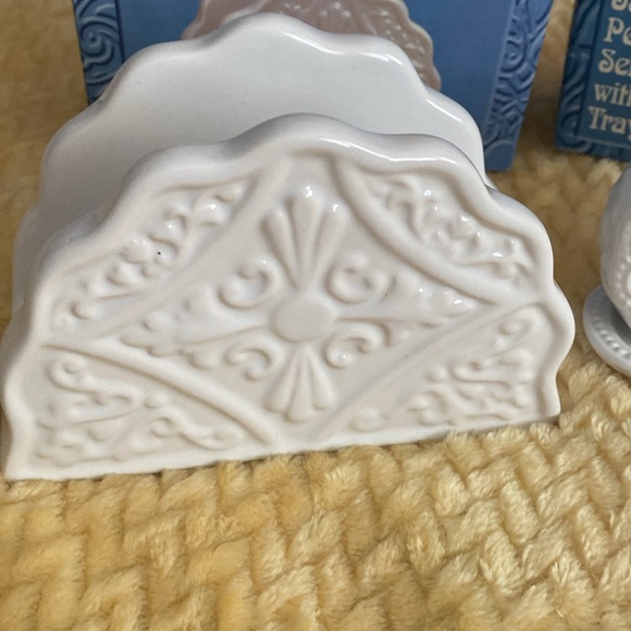 Napkin holder and Salt and Pepper Set with Tray - Picture 2 of 11